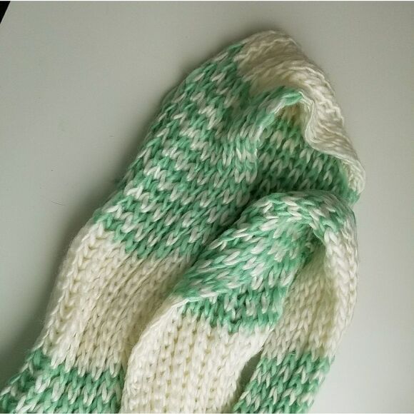 Thick knit cozy soft warm green white scarf - Picture 2 of 2